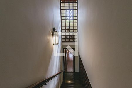 Casa de condomínio para alugar com 580m², 6 quartos e 4 vagasEscadas