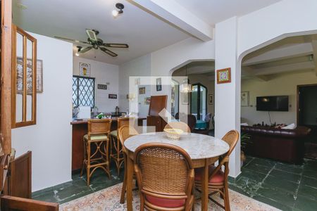 Casa de condomínio para alugar com 580m², 6 quartos e 4 vagasSala de jantar térreo