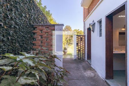 Casa de condomínio para alugar com 580m², 6 quartos e 4 vagasCorredor externo