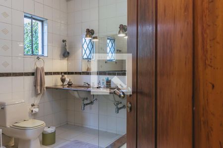 Casa de condomínio para alugar com 580m², 6 quartos e 4 vagasBanheiro da suíte 5