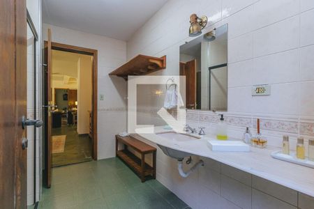 Casa de condomínio para alugar com 580m², 6 quartos e 4 vagasBanheiro feminino piscina