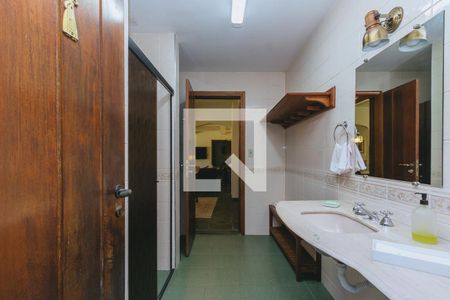 Casa de condomínio para alugar com 580m², 6 quartos e 4 vagasBanheiro feminino piscina