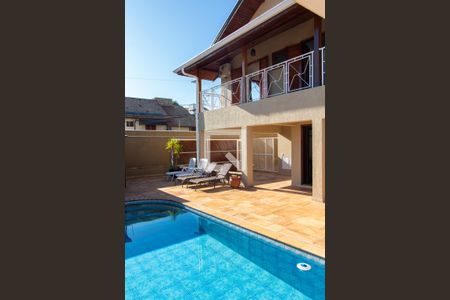 Casa à venda com 290m², 4 quartos e 4 vagasÁREA EXTERNA FUNDOS