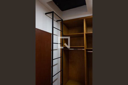 Casa à venda com 290m², 4 quartos e 4 vagasCLOSET