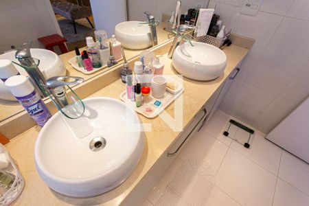 Apartamento à venda com 174m², 3 quartos e 4 vagasBanheiro da Suíte 1