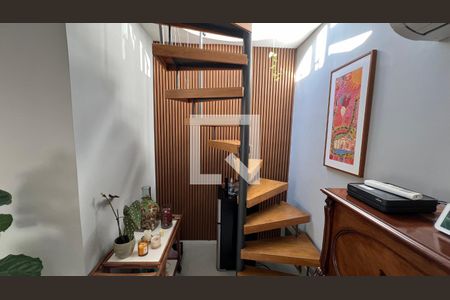 Apartamento à venda com 140m², 2 quartos e 2 vagasEscada