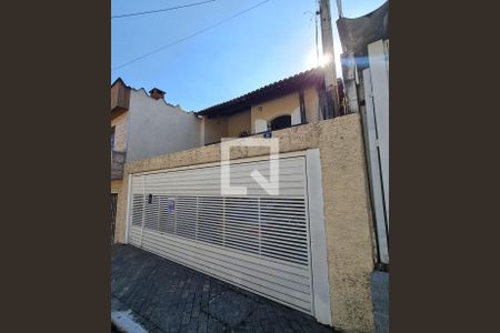 Casa à venda com 140m², 4 quartos e 3 vagas Casa à venda com 140m², 4 quartos e 3 vagasFachada do imóvel com placa QuintoAndar