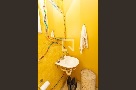 Casa de condomínio à venda com 192m², 3 quartos e 4 vagasBanheiro de Serviço