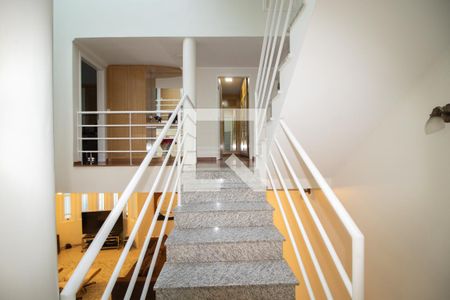 Casa para alugar com 380m², 5 quartos e 5 vagasEscadas