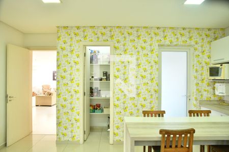 Casa de condomínio para alugar com 370m², 4 quartos e 6 vagasCozinha