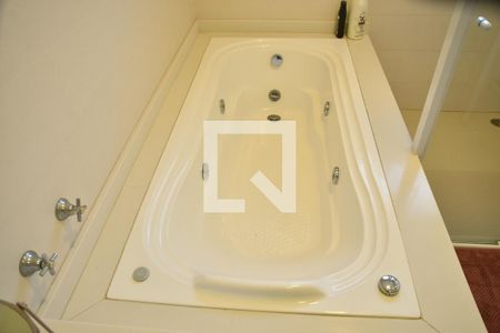 Casa de condomínio para alugar com 370m², 4 quartos e 6 vagasBanheiro da Suíte 4