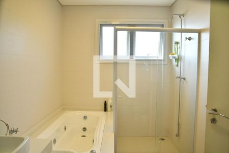 Casa de condomínio para alugar com 370m², 4 quartos e 6 vagasBanheiro da Suíte 4