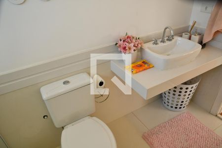 Casa de condomínio para alugar com 370m², 4 quartos e 6 vagasBanheiro da Suíte 2