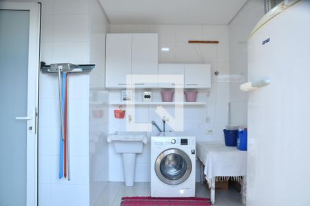 Casa de condomínio para alugar com 370m², 4 quartos e 6 vagasÁrea de Serviço