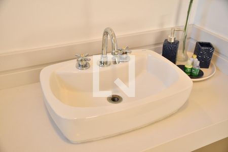 Casa de condomínio para alugar com 370m², 4 quartos e 6 vagasBanheiro da suíte 1