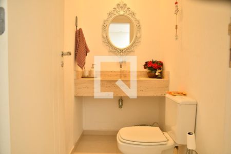 Casa de condomínio para alugar com 370m², 4 quartos e 6 vagasLavabo