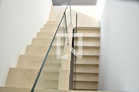 Casa de condomínio para alugar com 370m², 4 quartos e 6 vagasEscadas