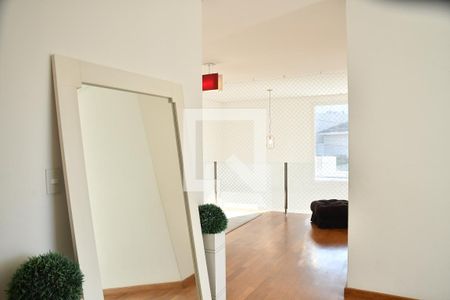 Casa de condomínio para alugar com 370m², 4 quartos e 6 vagasCorredor