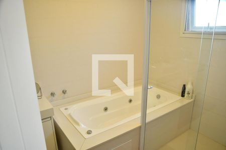 Casa de condomínio para alugar com 370m², 4 quartos e 6 vagasBanheiro da Suíte 4