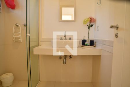 Casa de condomínio para alugar com 370m², 4 quartos e 6 vagasBanheiro da suíte 1