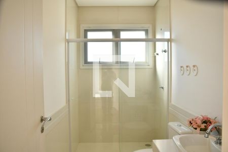 Casa de condomínio para alugar com 370m², 4 quartos e 6 vagasBanheiro da Suíte 2