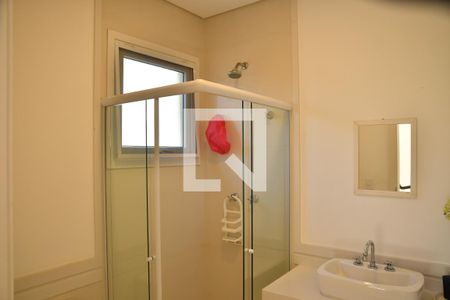 Casa de condomínio para alugar com 370m², 4 quartos e 6 vagasBanheiro da suíte 1