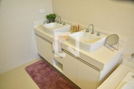 Casa de condomínio para alugar com 370m², 4 quartos e 6 vagasBanheiro da Suíte 4