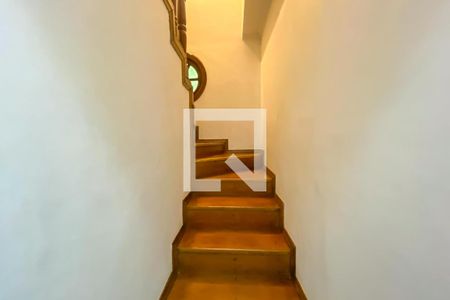 Casa à venda com 218m², 3 quartos e 2 vagasEscada