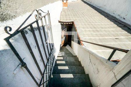 Casa à venda com 120m², 2 quartos e 2 vagasEscada