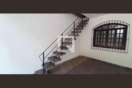 Casa à venda com 200m², 3 quartos e 2 vagasEscada