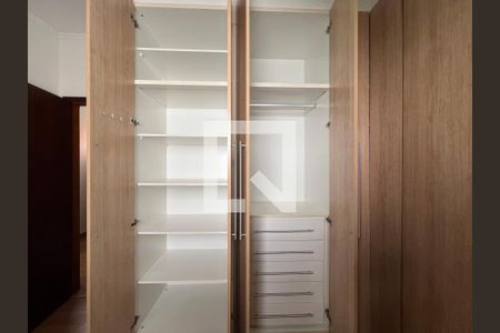 Casa à venda com 250m², 3 quartos e 4 vagasCloset da suíte