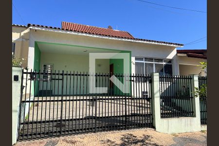 Casa à venda com 250m², 3 quartos e 4 vagasFachada