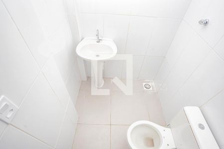 Banheiro de casa para alugar com 1 quarto, 25m² em Jardim Maria Estela, São Paulo