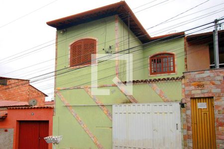 Casa à venda com 265m², 5 quartos e 2 vagasFachada