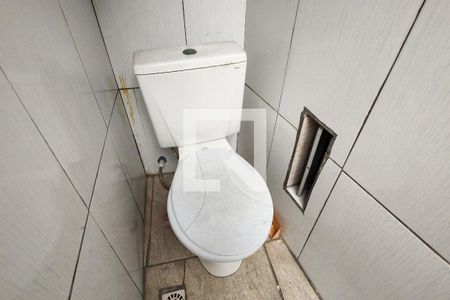 Casa para alugar com 80m², 2 quartos e 2 vagas Casa para alugar com 80m², 2 quartos e 2 vagasBanheiro da garagem