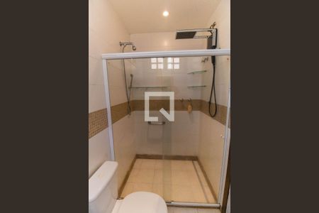 Casa de condomínio à venda com 450m², 5 quartos e 2 vagas Casa de condomínio à venda com 450m², 5 quartos e 2 vagasBanheiro da Suíte 2