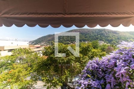 Casa de condomínio à venda com 450m², 5 quartos e 2 vagas Casa de condomínio à venda com 450m², 5 quartos e 2 vagasVista da Suíte 2