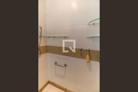 Casa de condomínio à venda com 450m², 5 quartos e 2 vagas Casa de condomínio à venda com 450m², 5 quartos e 2 vagasBanheiro da Suíte 2