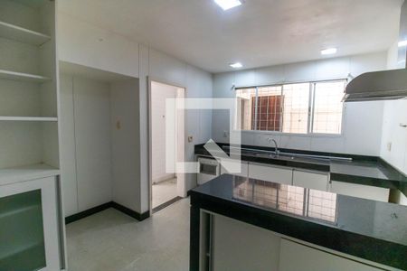 Casa de condomínio à venda com 450m², 5 quartos e 2 vagas Casa de condomínio à venda com 450m², 5 quartos e 2 vagasCozinha 2