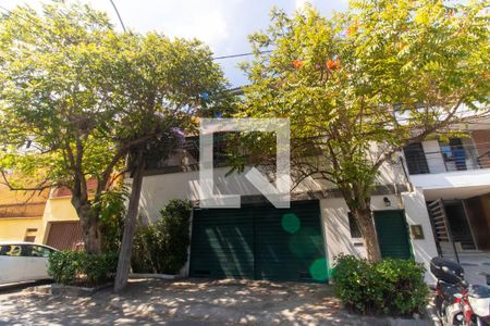 Casa de condomínio à venda com 450m², 5 quartos e 2 vagas Casa de condomínio à venda com 450m², 5 quartos e 2 vagasFachada