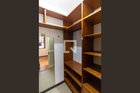 Casa de condomínio à venda com 450m², 5 quartos e 2 vagas Casa de condomínio à venda com 450m², 5 quartos e 2 vagasCloset da suíte 2
