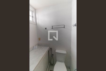 Casa de condomínio à venda com 450m², 5 quartos e 2 vagas Casa de condomínio à venda com 450m², 5 quartos e 2 vagasBanheiro Social 1