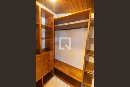 Casa de condomínio à venda com 450m², 5 quartos e 2 vagas Casa de condomínio à venda com 450m², 5 quartos e 2 vagasCloset da suíte 3