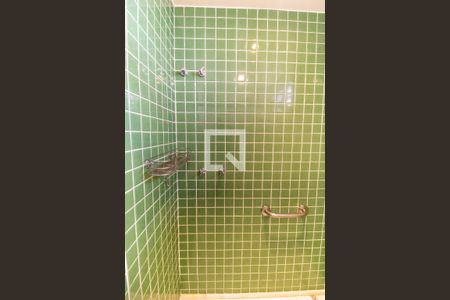 Casa de condomínio à venda com 450m², 5 quartos e 2 vagas Casa de condomínio à venda com 450m², 5 quartos e 2 vagasBanheiro Social 2