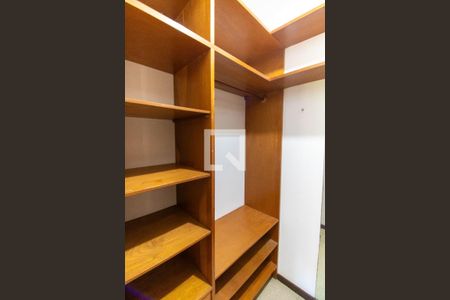 Casa de condomínio à venda com 450m², 5 quartos e 2 vagas Casa de condomínio à venda com 450m², 5 quartos e 2 vagasCloset da suíte 2