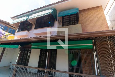 Casa de condomínio à venda com 450m², 5 quartos e 2 vagas Casa de condomínio à venda com 450m², 5 quartos e 2 vagasFachada