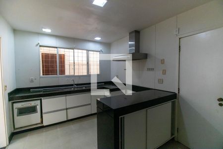 Casa de condomínio à venda com 450m², 5 quartos e 2 vagas Casa de condomínio à venda com 450m², 5 quartos e 2 vagasCozinha 2