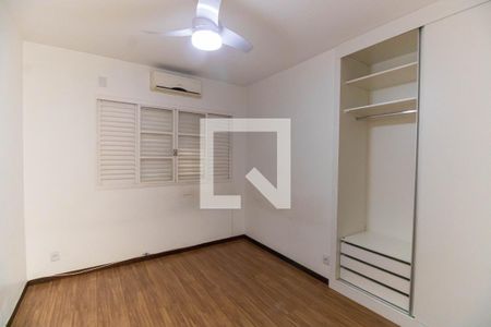 Casa de condomínio à venda com 450m², 5 quartos e 2 vagas Casa de condomínio à venda com 450m², 5 quartos e 2 vagasQuarto 1