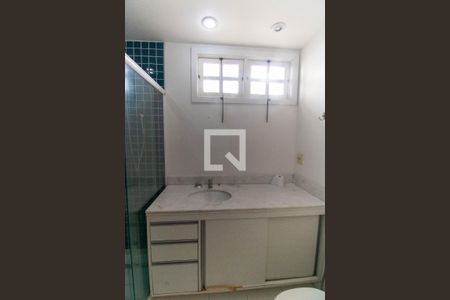 Casa de condomínio à venda com 450m², 5 quartos e 2 vagas Casa de condomínio à venda com 450m², 5 quartos e 2 vagasBanheiro Social 1