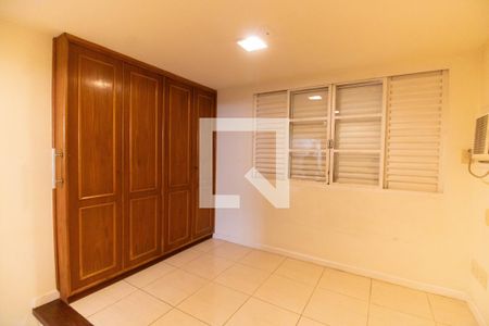 Casa de condomínio à venda com 450m², 5 quartos e 2 vagas Casa de condomínio à venda com 450m², 5 quartos e 2 vagasQuarto 2